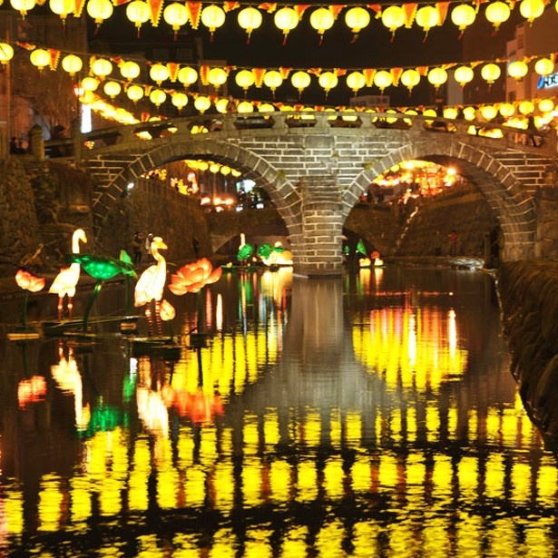 中島川公園会場。眼鏡橋と川面に映る光が幻想的