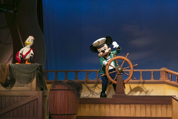 ショーの冒頭は、ケープコッドのポストマンであるカモメのティッピーブルーと、ミッキーマウスのシーン
