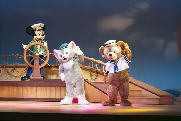 ミッキーマウスは「フレンドシップ号」の舵を取り、ケープコッドへと船を進める