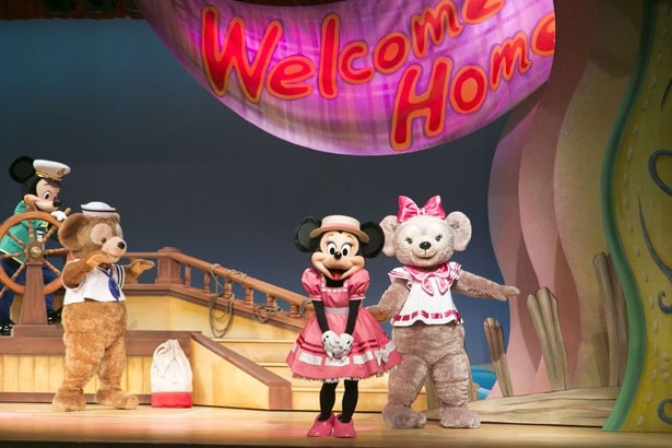 ミッキーマウスたちの帰りを心待ちにしていた、ミニーマウスとシェリーメイがお出迎え
