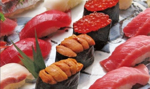 【写真を見る】同じく創業90周年記念プロジェクトとして抽選で高級本格寿司の食べ放題を“90円”で提供する(2組3名限定)企画も！