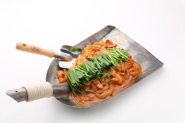 鉄板で焼いた豚のホルモンをみたけ味噌で甘辛く味付けした「元祖みたけとんちゃん」は、御嵩町のソウルフードだ。