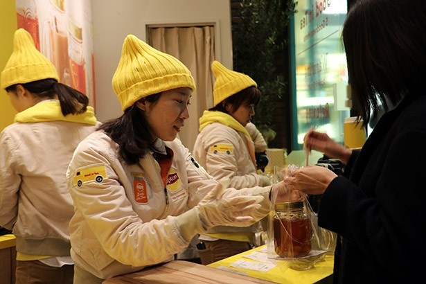 【写真を見る】店内では、ポップな制服を着たスタッフが注文に応じてくれる