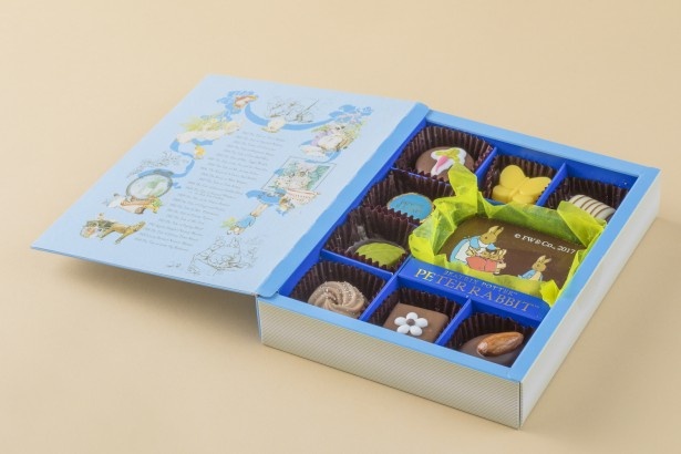 「アソートチョコレート（ブック）」(9個入り・1728円)。は、ピーターのおかあさんとピーターラビットがプリントされたチョコやチョウ型のバナナ味がセットに。箱は150周年仕様
