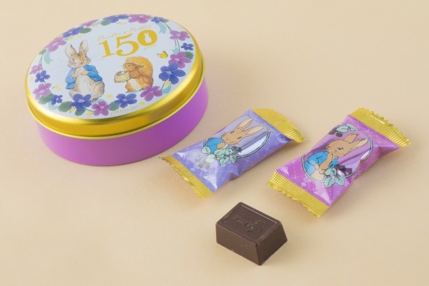 「プレーンチョコレート（メモリアル）」(24g・540円)、150周年のロゴが入った限定デザイン缶