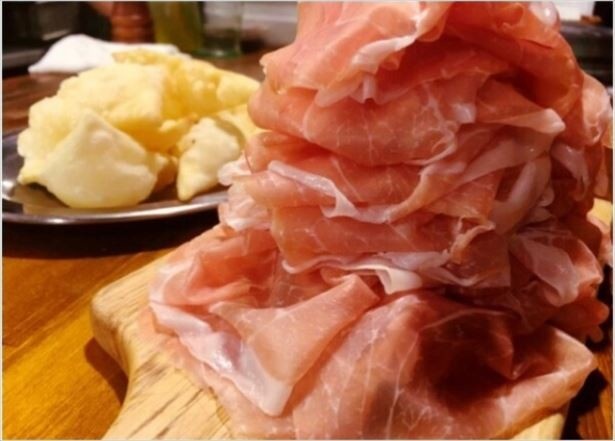 【写真を見る】生ハムがてんこ盛り！肉好きにはたまらない！