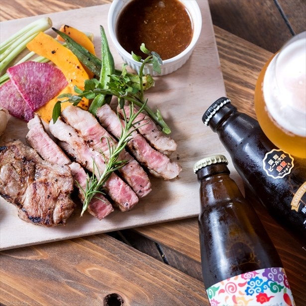 【写真を見る】旨み溢れるアグー豚やゴーヤのクラフトビールなどが味わえる！