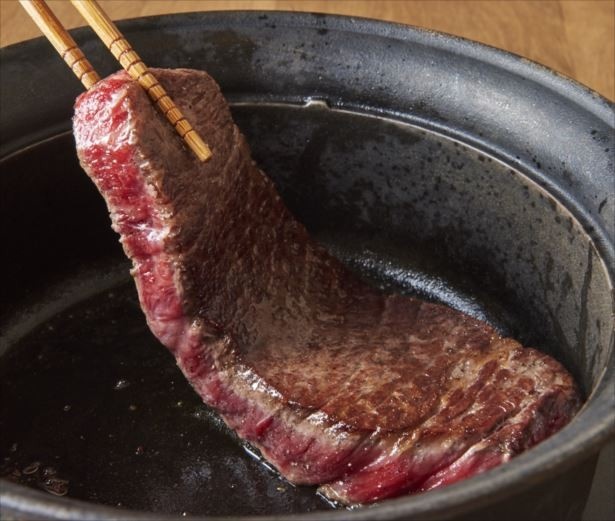 【写真を見る】カットしてもこの厚さ！肉の旨みと脂の甘みが口中に広がる