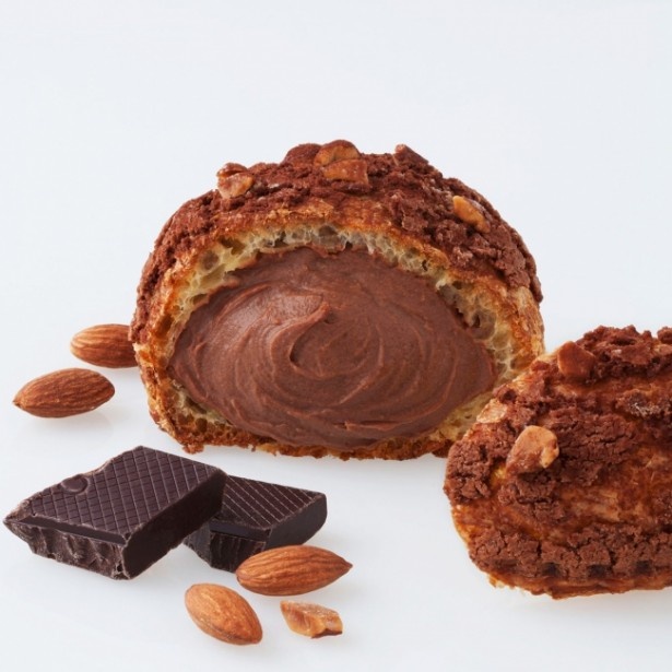ビアードパパグランデ特製のクッキー生地に濃厚なアーモンド風味のチョコレートクリームを合わせた商品。阪急うめだ本店限定販売となる