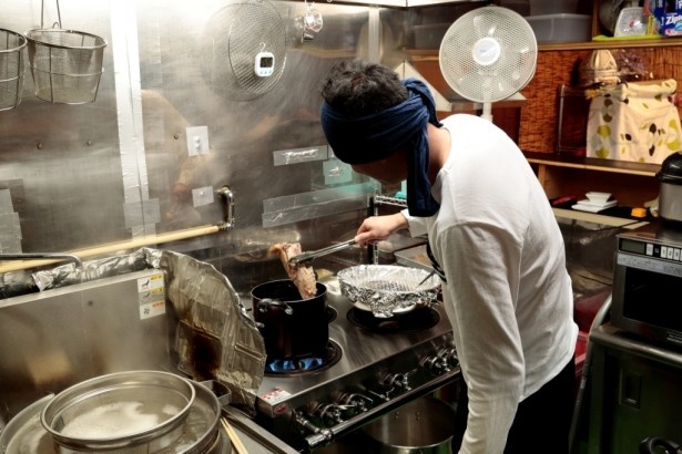 店主のI氏は、東京で数々の名店を食べ歩いた元ラーメンフリーク