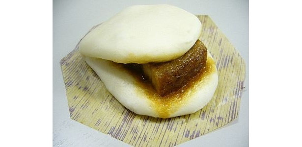 ｢ミニ角煮まん」は、豚の角煮を生地で挟んだ長崎名 物の“角煮饅頭”を一口サイズに