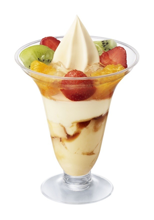 イチゴとキウイ、ミカンとソフトクリームをトッピングした華やかな見た目の「フルーツプリンパフェ」(350円)