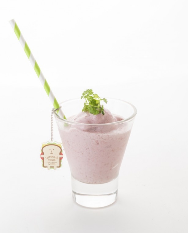 1日20食限定の「CRAFTHOLICオリジナルキーホルダー付きスムージー」(980円)。2月の限定メニューは「RABの苺ミルクスムージー」