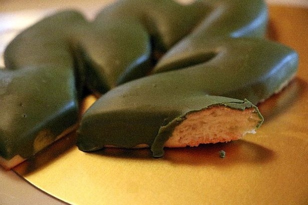 樫の木の葉をイメージした大きめのパンは、ホワイトチョコと抹茶をミックスしたコーティングが特徴