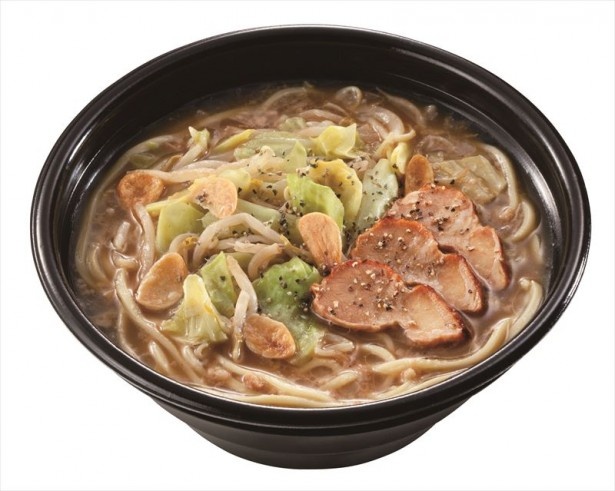 【写真を見る】魚介系醤油スープに背脂とニンニクを加え、濃厚スープに太麺が食欲をそそる人気メニュー「魚郎ラーメン」(550円)
