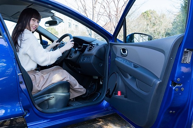 広い視界を確保した運転席。ドアの内張りも変更されている