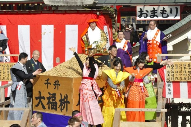 山盛りの落花生を前におおはしゃぎの吉根京子(中央）ら、キアリスの創業メンバー