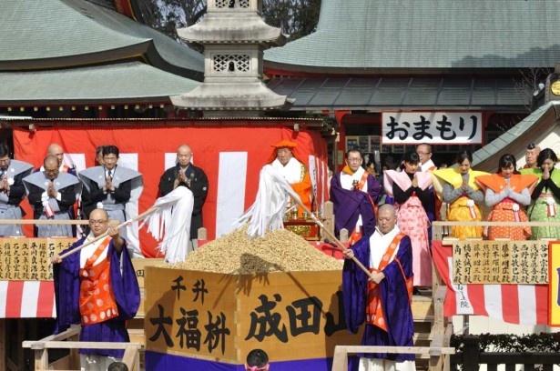 豆まきに先立ち、酒水加持、大厄払いなどが行われる。手を合わせ神妙な面持ちの4人