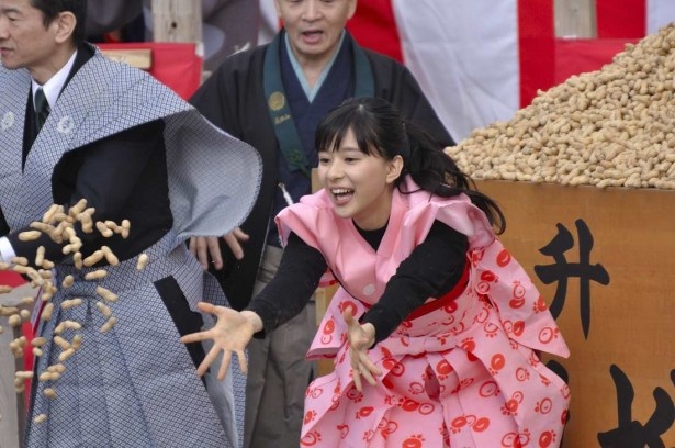 「できるだけ遠くに投げようと」と思っていたという吉根。勢いよく落花生を投げている