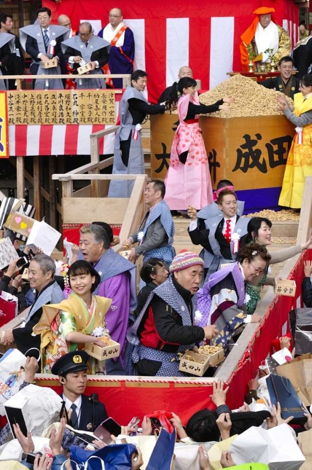 豆まきにはキアリスの4人のほか、宮川大助花子、桂文福、桂米團治、ぼんちおさむら、6代目おけいはんの林真帆らが豆をまいた