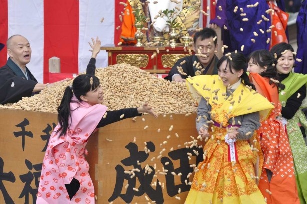 力いっぱい落花生を投げる吉根京子。キアリスメンバーのはじけるような笑顔が印象的だ