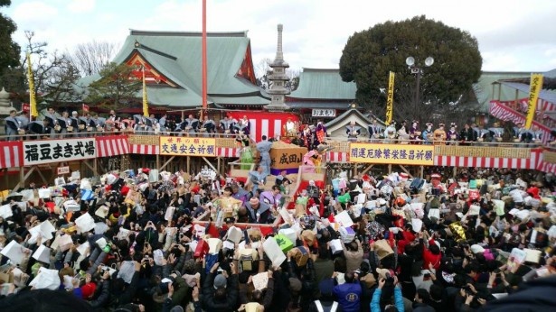 境内は立錐の余地がないほどの人出。みんな福を授かろうと、紙袋やトートバッグを広げて躍起だ