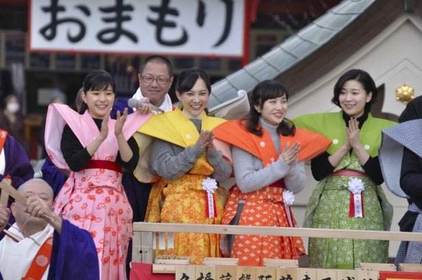 豆まきの最後は三福一対の手締めで、願いを込めて