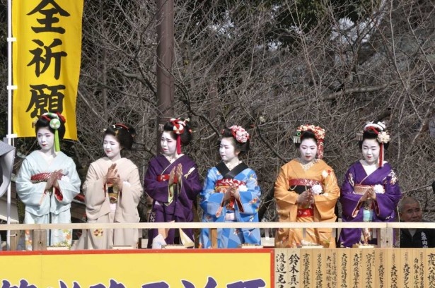 京都、大阪の芸舞妓らも参加し、華やぎを添えた