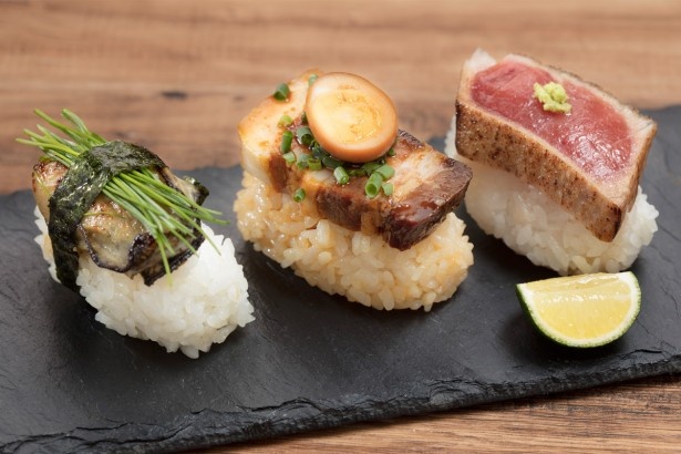 奈良県産ばあく豚の角煮、三重県産渡利牡蠣のスモーク、和歌山県産 炙りまぐろの手毬寿司