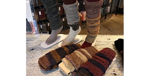 ミックスカラーのレッグウォーマーは、男性も抵抗なく履けそう（1470円）