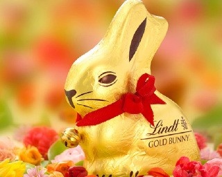 金色のウサギのチョコが春を告げるリンツのイースター