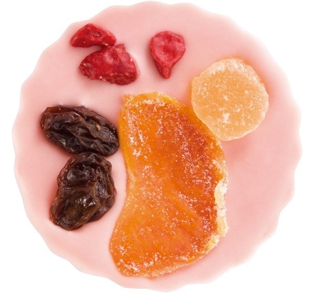 ストロベリーチョコに、パイナップル、ミカン、レーズン、イチゴのドライフルーツを飾った「ストロベリーチョコ＆フルーツ」
