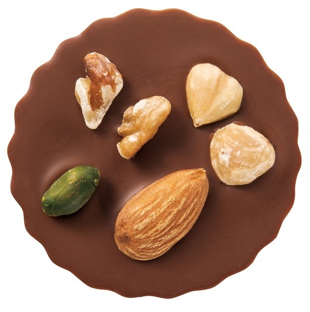 ミルクチョコレートに、ピスタチオ、ヘーゼルナッツ、クルミ、アーモンドを飾った「ミルクチョコ＆ナッツ」