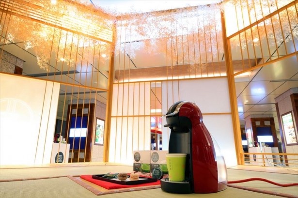 桜の装飾が施された茶室は、ひと足早いお花見を体感できる