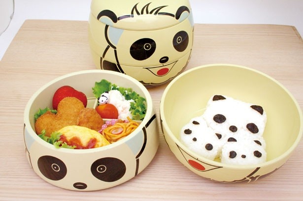 「マァム」の「キッズパンダ御膳」(1200円)。パンダが描かれた3段の器の中には、お母さんパンダと双子のパンダのご飯に、オムレツなどが/アドベンチャーワールド