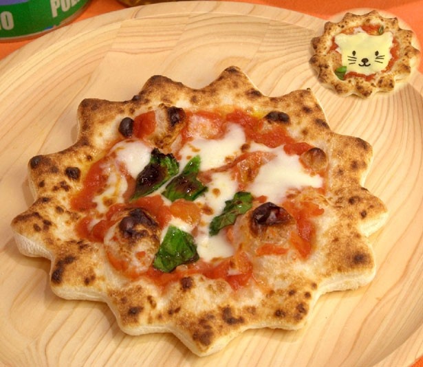 「レオーネピザ」の「レオーネマルゲリータ」(700円)。ライオンの顔に型抜きしたチーズをトッピングしたピザ/アドベンチャーワールド
