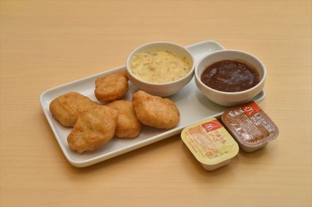 【写真を見る】こってり系の「タルタルソース」と、さわやかな酸味が効いた「しょうが醤油ソース」