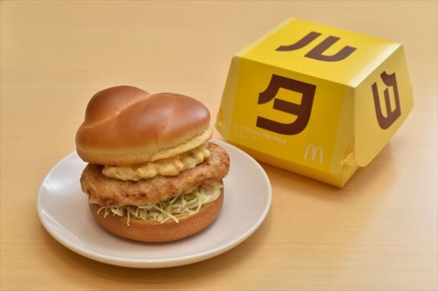 具材たっぷりのタルタルソースを挟んだ新作「チキンタルタ」