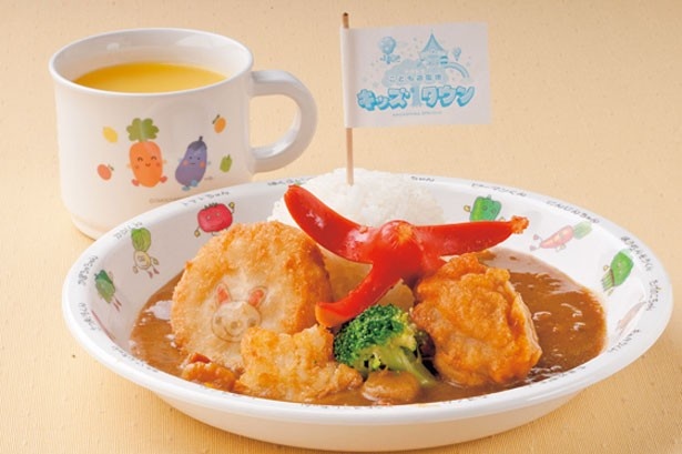 「キッズカレーライス」(550円)。甘口のカレーに唐揚げやウインナーなどがのって具だくさん。ジュース付き/ナガシマスパーランド